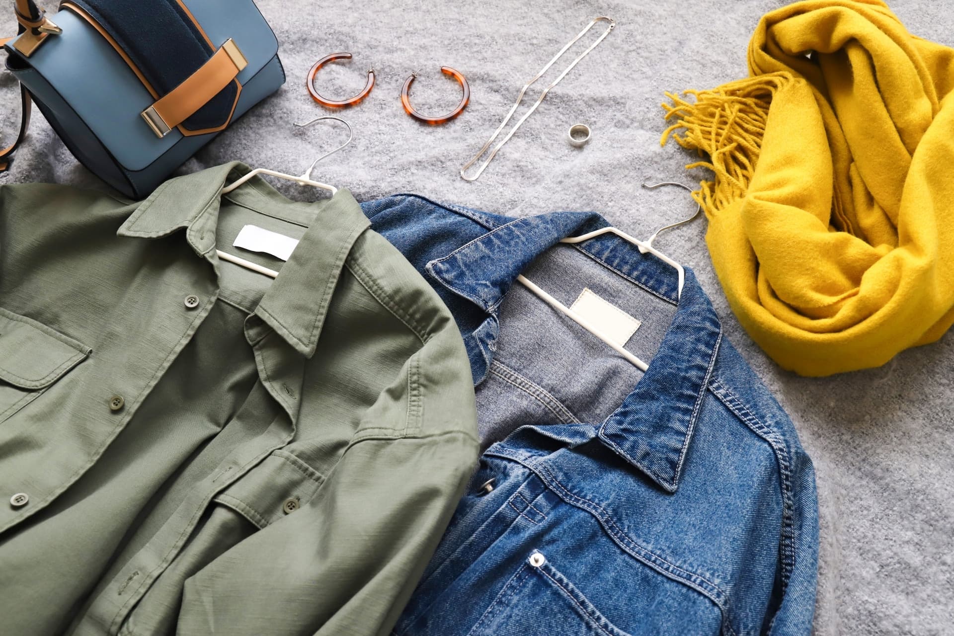衣替えで出てきたお洋服・バッグ、捨てる前に！秋に売りやすいアパレルとは！