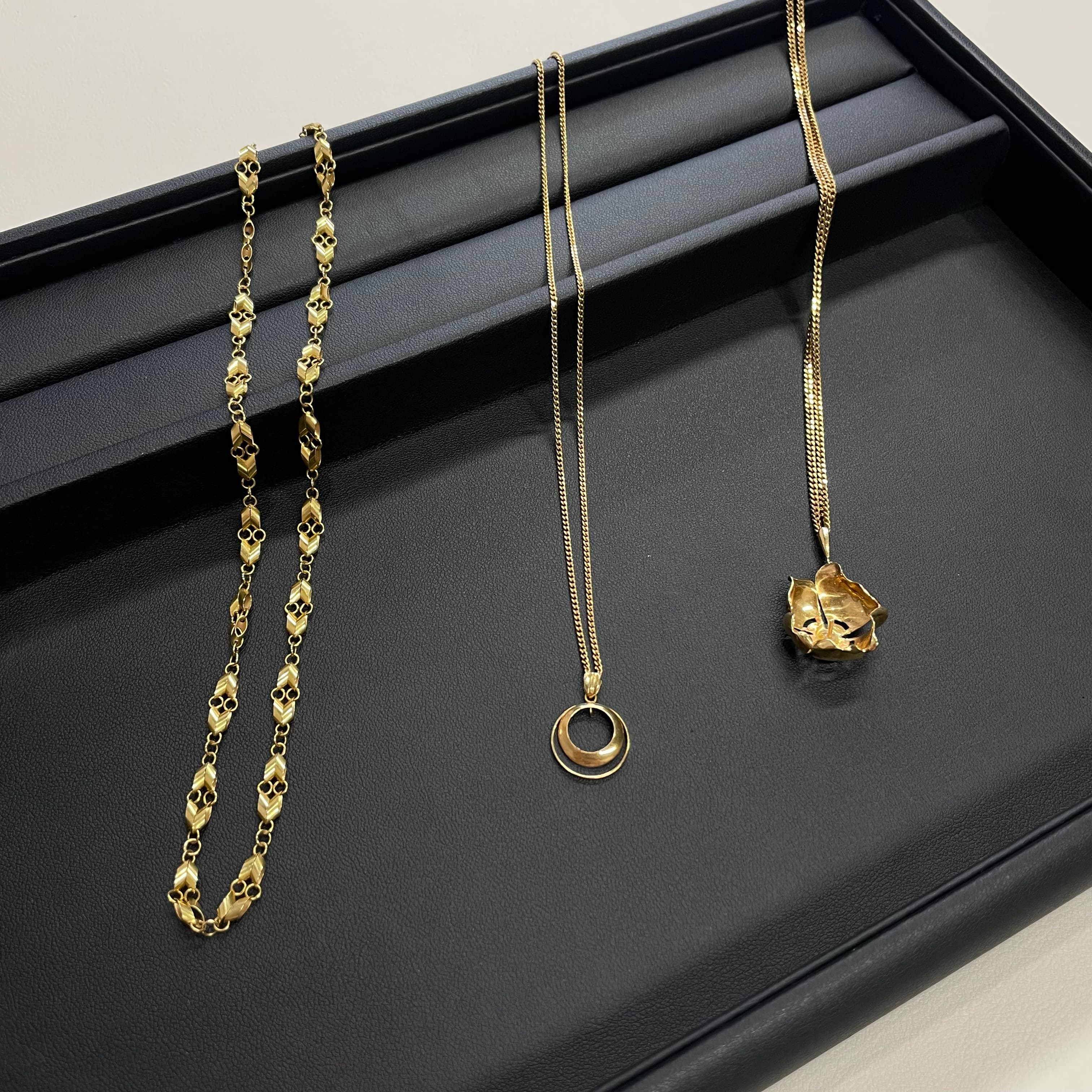 「金のネックレスを売るならエンクルへ!K18製ジュエリーを高価買取|稲田堤駅前」